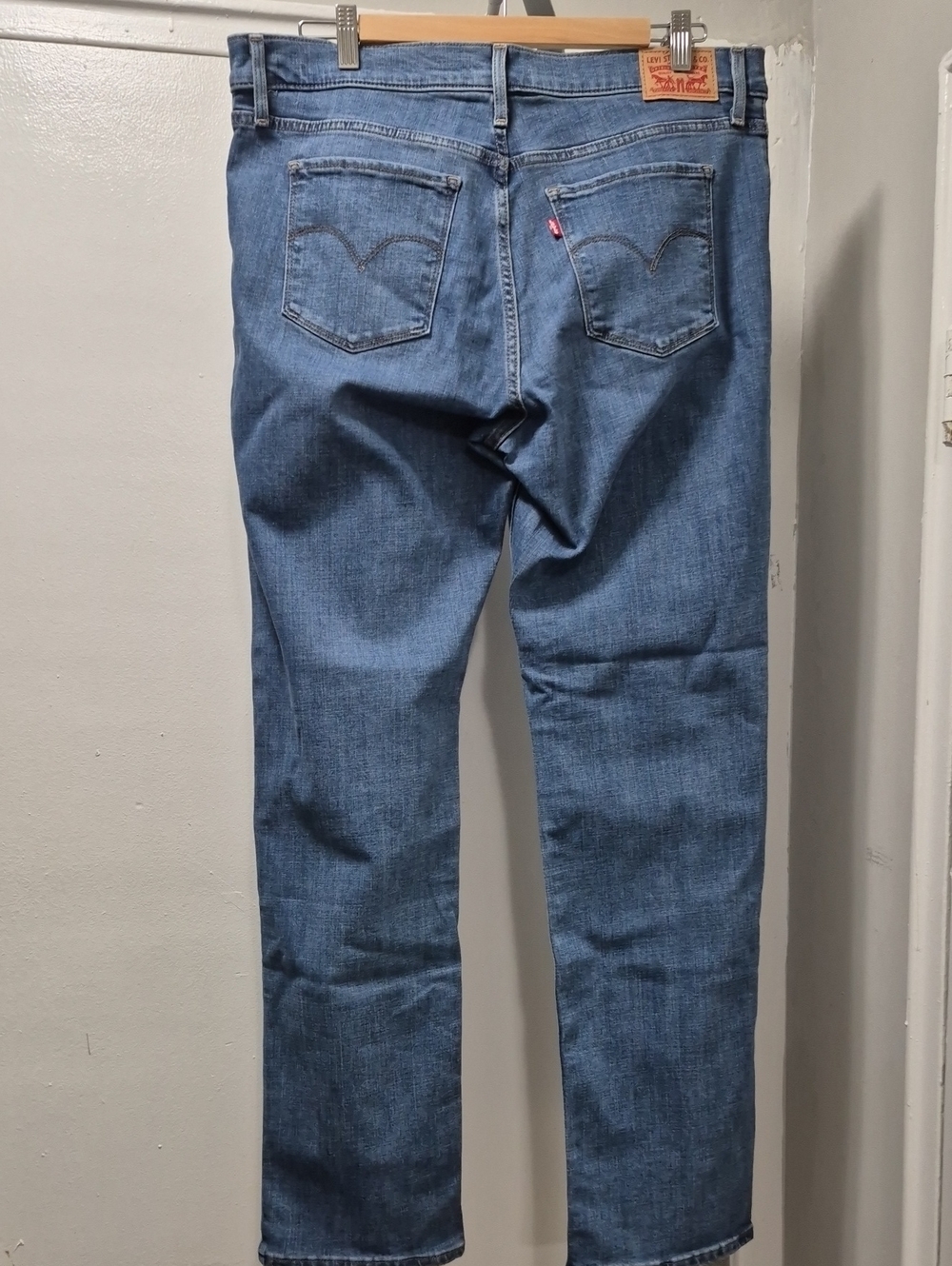 Women's Levi's Blue Shaping  Straight Jeans with Signature Back Pockets